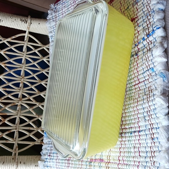 Pyrex~primary yellow refrigerator dish w/lid - Picture 1 of 11